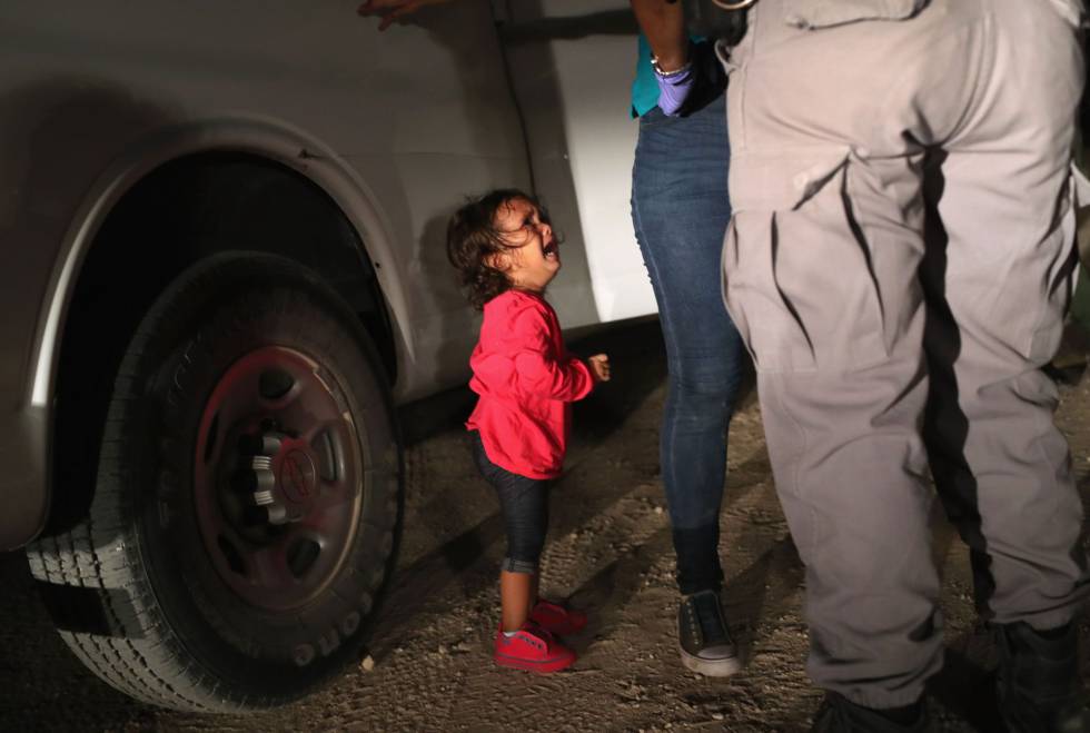Foto separación de un hijo de su madre migrante en EEUU