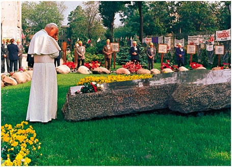 Juan Pablo II reza ante la tumba de Popieluszko