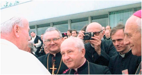 Popieluszlo, al fundo, en la visita de Juan Pablo II a Polonia