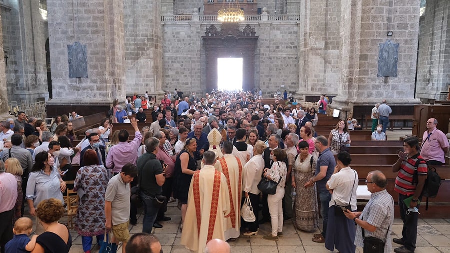 Luis Argüello saluda a los fieles de su diócesis