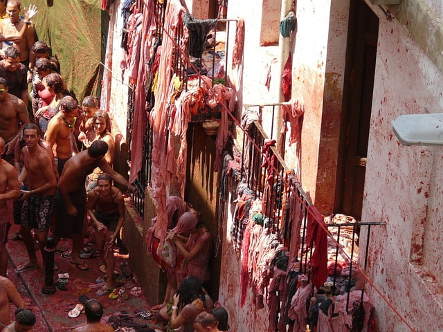 Imagen de la Tomatina de Buñol hambre