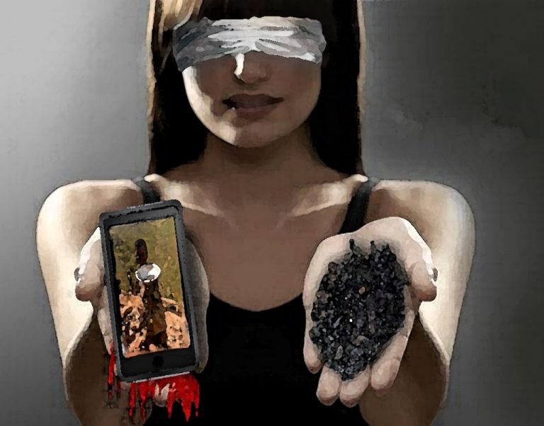 Imagen de una mujer con los ojos vendados con un teléfono en una mano y en otro coltán, simbolizando la esclavitud a las nuevas tecnologías